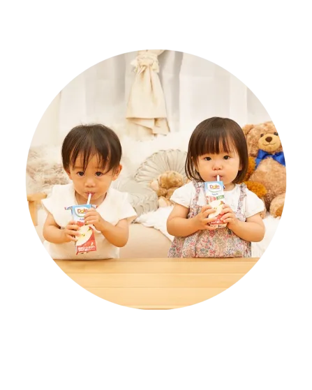 ジュースを飲む子供たち